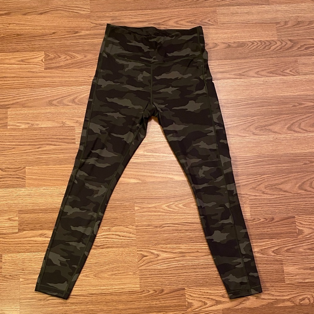 Athleta Women's Ultimate Camouflage Leggings 7/8 Medium Tight